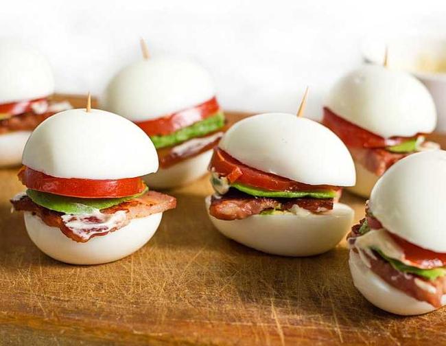„Mini Keto Kanapki Śniadaniowe z Jajkiem, Awokado i Bekonem – Bez Bułki, Pełne Smaku”