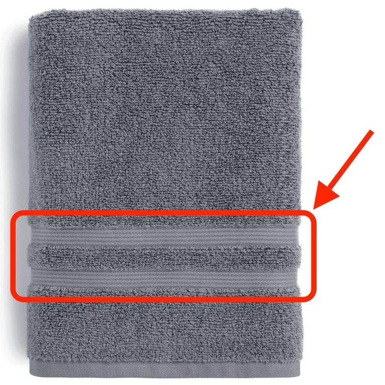 Jaki jest cel stosowania pasków materiału na ręcznikach kąpielowych?