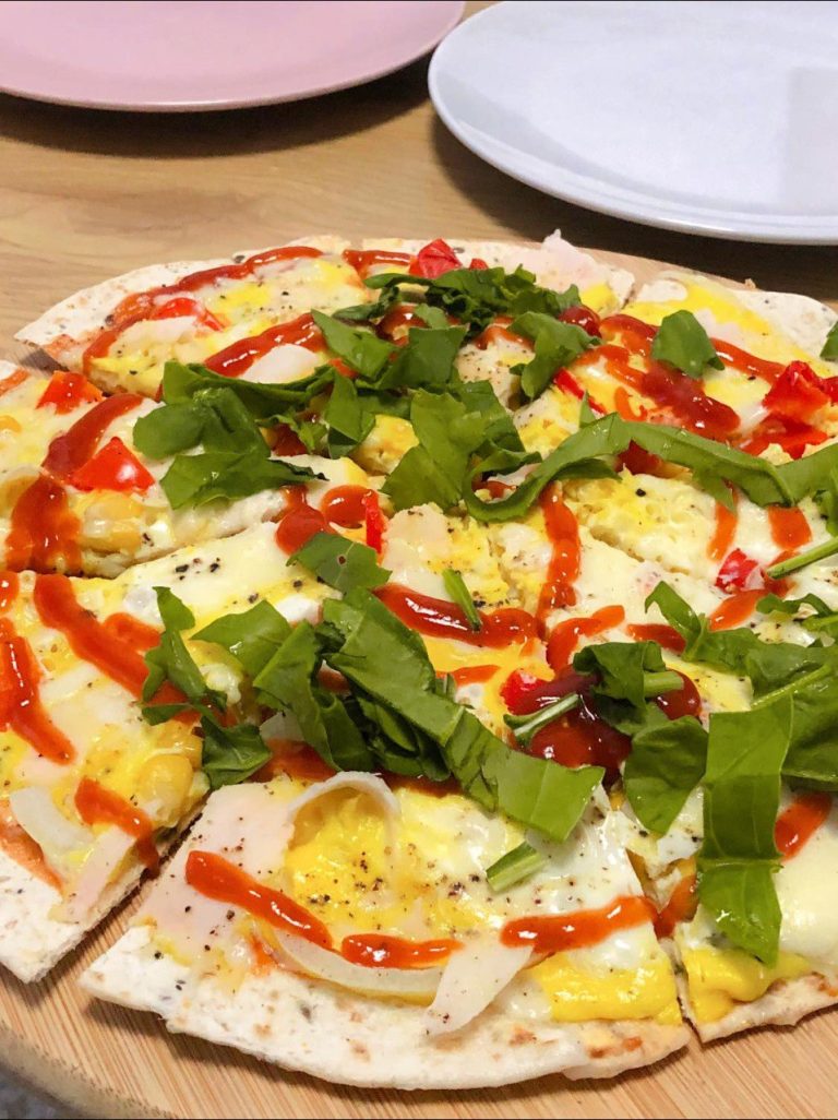 Szybka i Smaczna Pizza na Spodzie z Tortilli: Idealna na Każdą Okazję