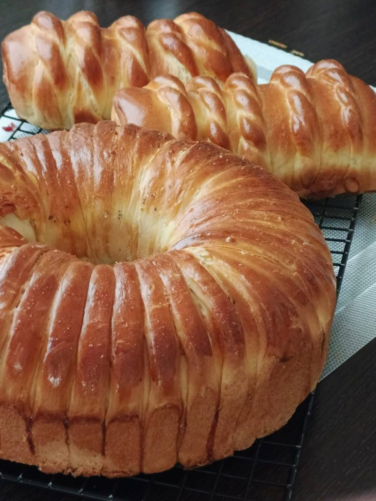 “Domowe ciasto drożdżowe z pysznym nadzieniem – przepis na każdą okazję