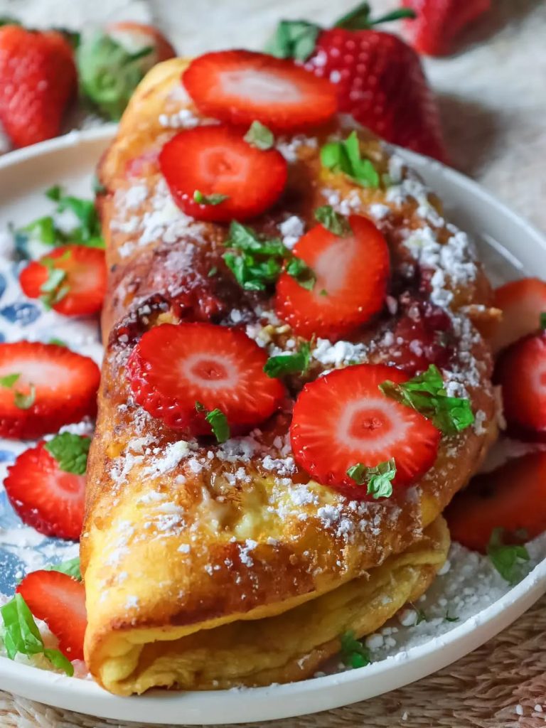 Omlet z truskawkami z 3 składników