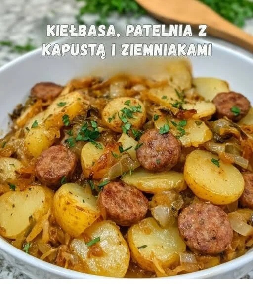 Kiełbasa z kapustą i ziemniakami na patelni – szybki i smaczny obiad