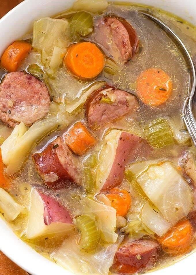 Zupa ziemniaczana z kiełbasą i kapustą