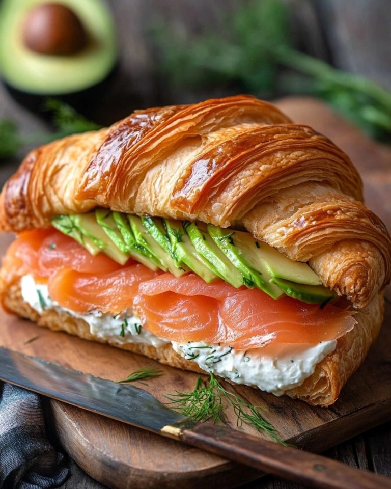 Wykwintny croissant z wędzonym łososiem i awokado