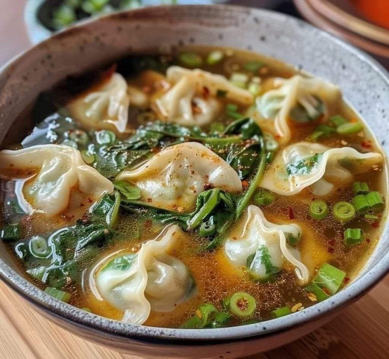 Zupa z pierogami, zielonymi warzywami liściastymi i szczypiorkiem