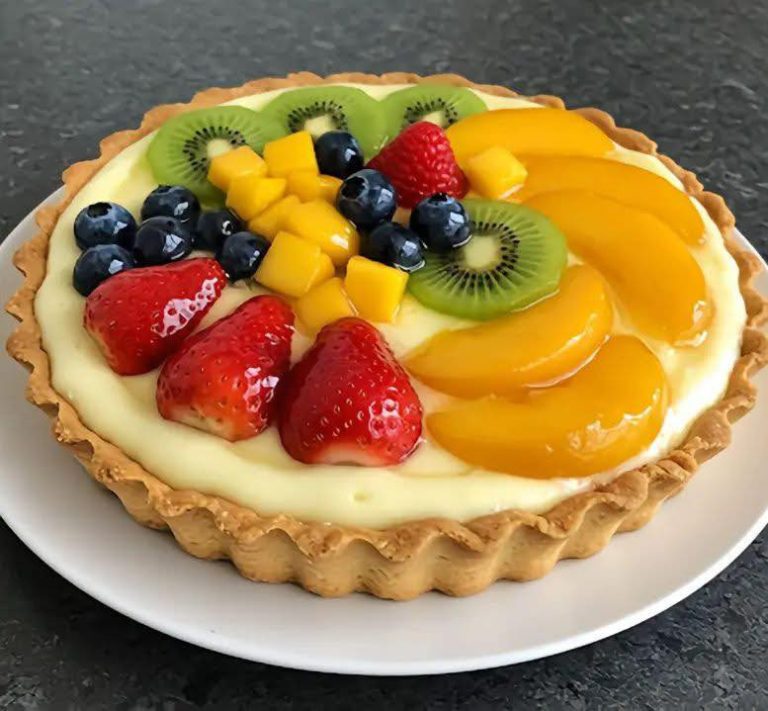 Świeże ciasto owocowe z budyniem waniliowym