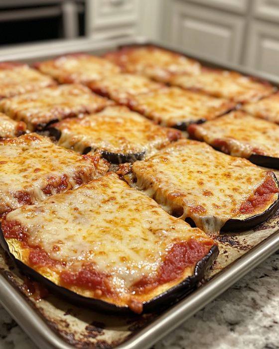 W naszym domu nazywana „niebiańską mini pizzą” – serowa, aromatyczna i idealna na niskowęglowodanową pizzę bez ani jednej kromki chleba