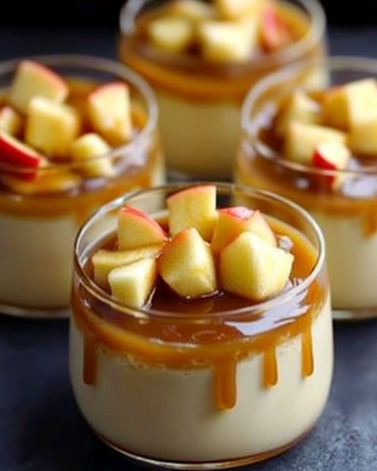 Wykwintna Panna Cotta z solonym karmelem maślanym i pieczonymi jabłkami