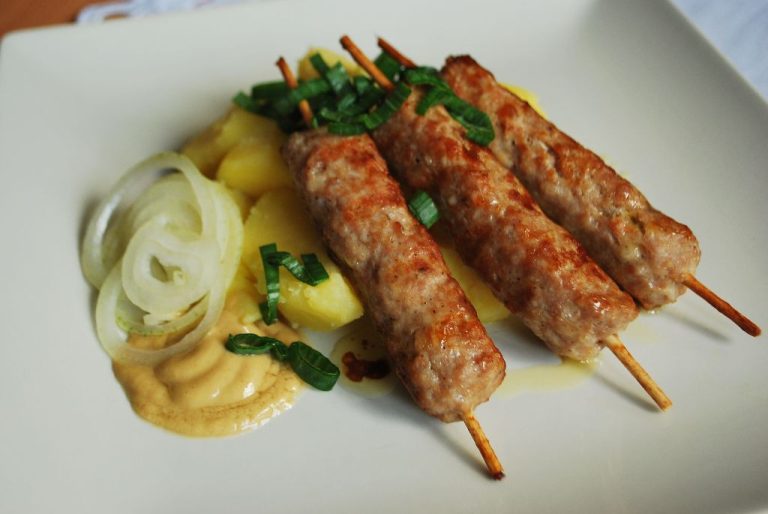 Najlepsze Čevapčiči – Balkanskie klasyczne danie z mięsa mielonego, idealne na grill i obiad w domu!