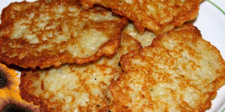Rewelacyjne placki ziemniaczane – klasyczny przepis na chrupiące, aromatyczne i smaczne ziemniaczane placki z niespodzianką
