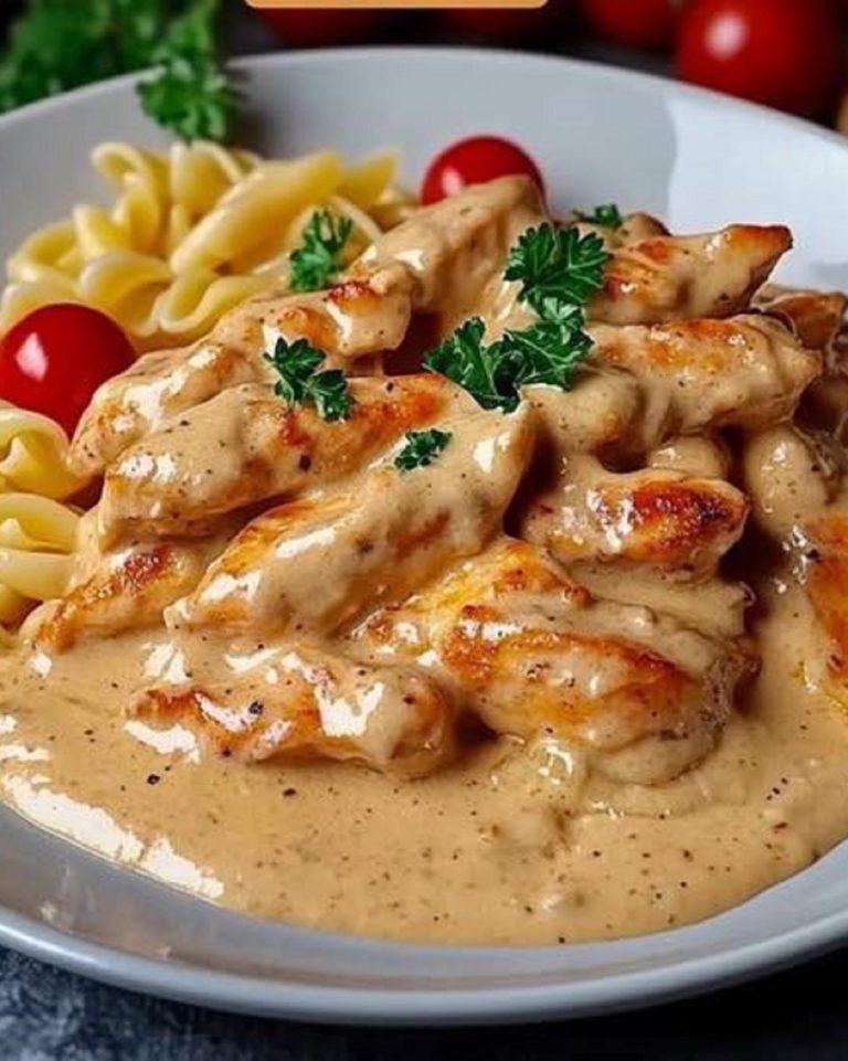 Delikatne paski z kurczaka z kremowym makaronem w śmietanowym sosie