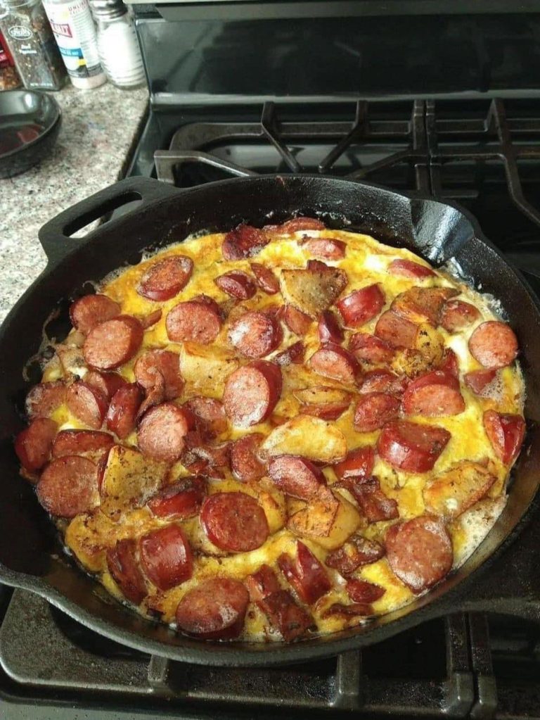 Pieczona w piekarniku wędzona kiełbasa i ziemniaki