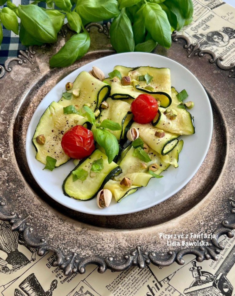 Carpaccio z cukinii z pistacjami i pomidorkami – lekka uczta pełna smaku