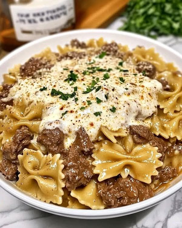 Motyle z wołowiną, śmietaną, czosnkiem i parmezanem