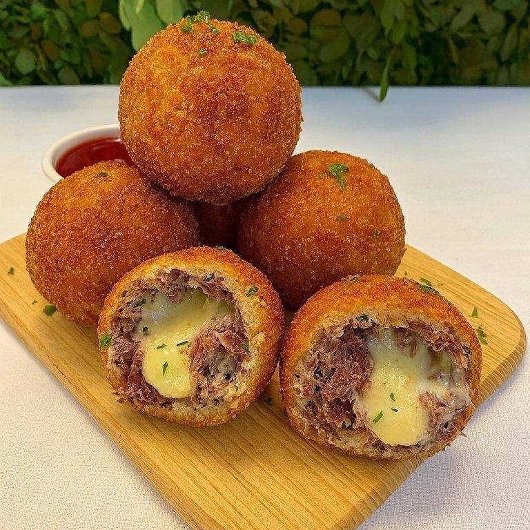 Bolitas de Carne Seca con Mandioca: Un Bocado Tradicional con Mucho Sabor del Norte de Brasil
