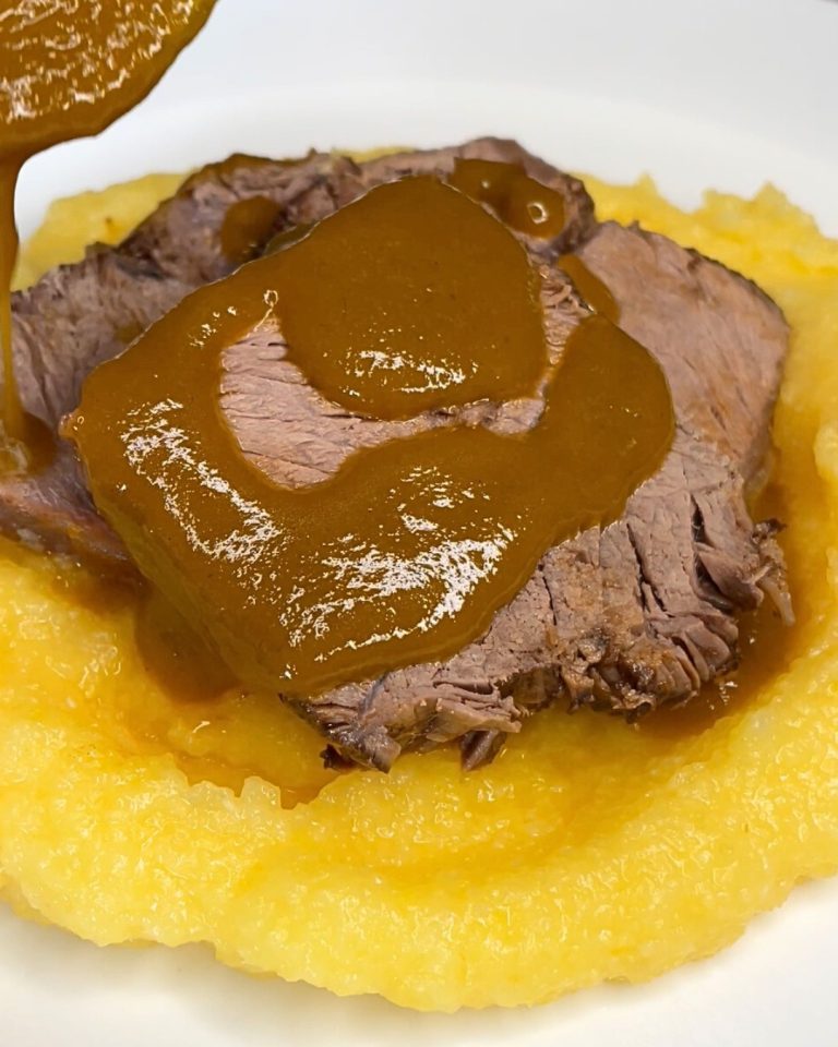 Duszona wołowina w czerwonym winie: przepis na soczyste danie główne z kolumny Easy Gourmet