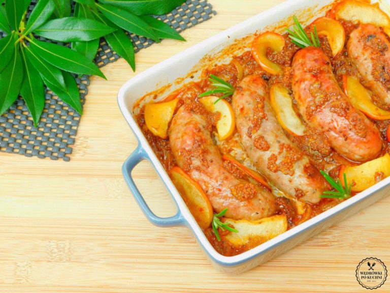 Aromatyczna biała kiełbasa pieczona w cydrze jabłkowym – prosty przepis z charakterem
