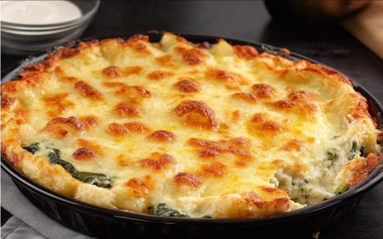 Pikantny placek ze szpinakiem i ricottą z sosem z sera pleśniowego