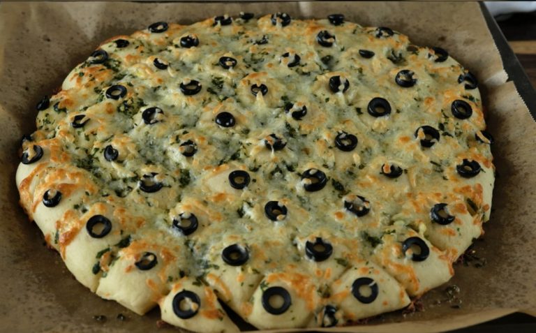 Focaccia z serem, czosnkiem i aromatycznymi ziołami