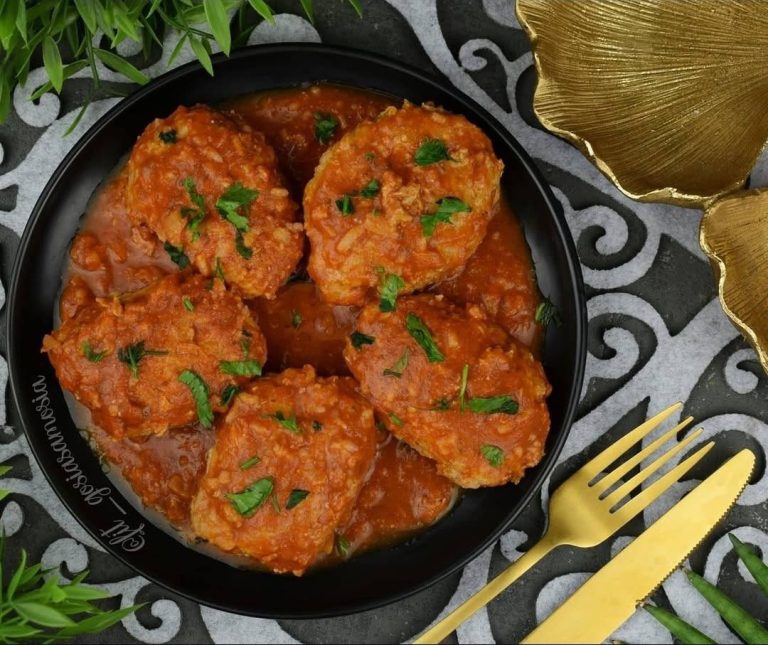 Domowe kotlety ryżowo-mięsne w sosie pomidorowym – comfort food w najlepszym wydaniu